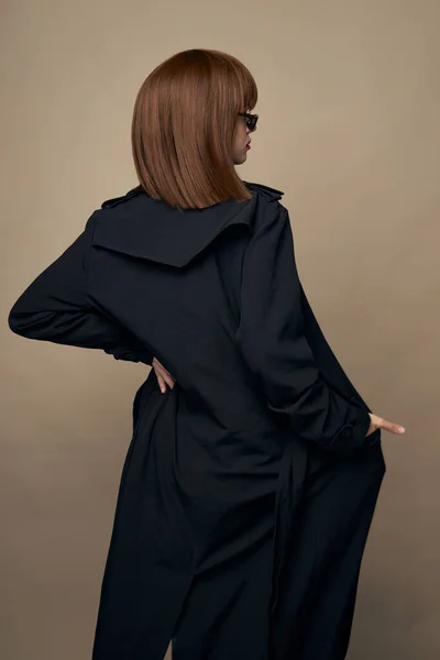 Senhora elegante casaco escuro estilo elegante rindo em um fundo isolado — Fotografia de Stock