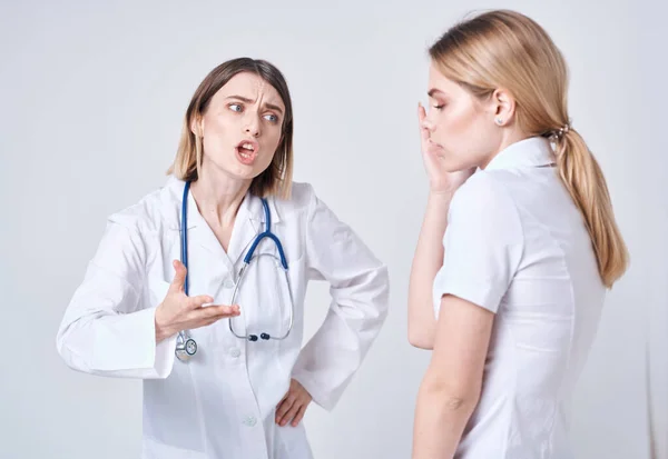 Der Patient beschwert sich nach Belieben beim Arzt und bekommt ein blaues Stethoskop — Stockfoto