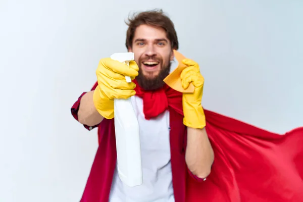 Środek czyszczący w czerwonym płaszczu przeciwdeszczowym detergent dom sprzątanie usługi światło tło — Zdjęcie stockowe