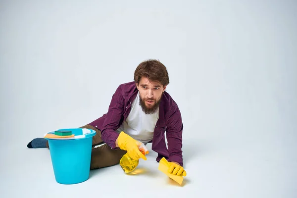 Limpador no chão com um profissional de estilo de vida balde azul — Fotografia de Stock