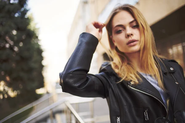 Retrato de mulher em jaqueta de couro perto de rua modelo shopping building — Fotografia de Stock