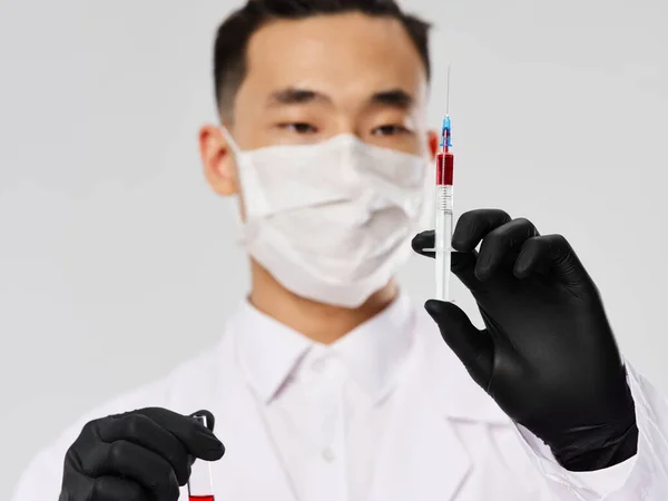 Чоловічий лікар з медичною маскою аналізує аналізи крові — стокове фото