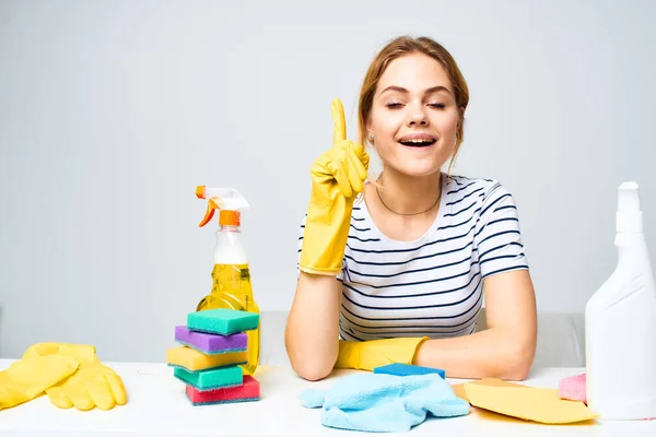 Mujer emocional detergente herramienta de limpieza tareas domésticas Estilo de vida — Foto de Stock