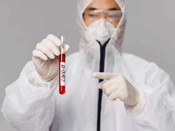 Male doctor laboratory analyzes diagnostics testing gray background — Stock Photo, Image