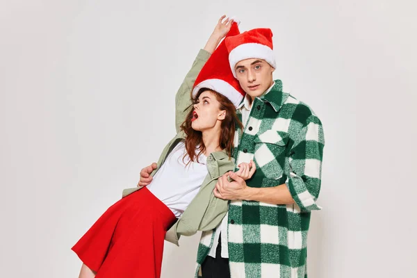 Allegro ubriaco donna tra le braccia di un uomo Christmas holiday studio — Foto Stock