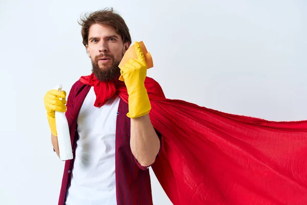 Środek czyszczący w czerwonym płaszczu przeciwdeszczowym detergent dom sprzątanie usługi światło tło — Zdjęcie stockowe