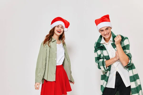 Famille jeune couple dans Noël chapeaux style de vie studio émotion — Photo