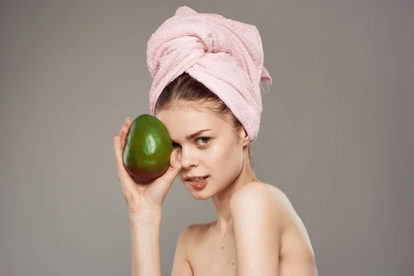 Mulher bonita com toalha rosa na cabeça manga nua ombros vitaminas — Fotografia de Stock