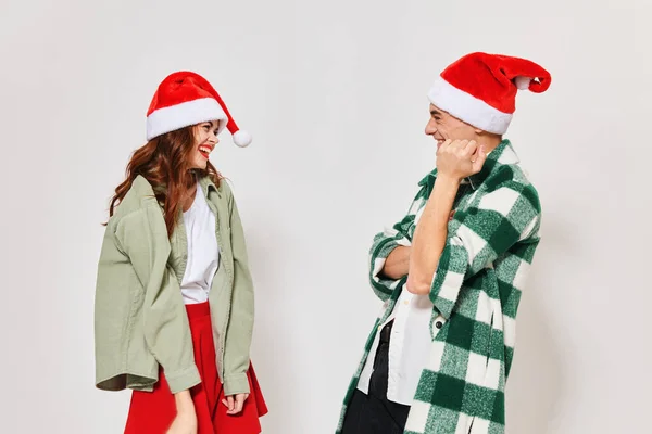 Mulher de pé ao lado de chapéus de Natal comunicação ano novo feriado relacionamento — Fotografia de Stock