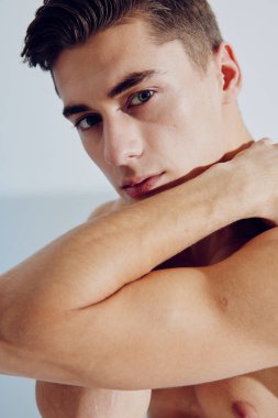 Adam kaslı, genç, güzel, esmer, seksi, çıplak.