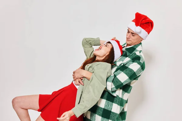 Gefühlsbesoffene Frau neben Mann Weihnachtsspaß Studio — Stockfoto