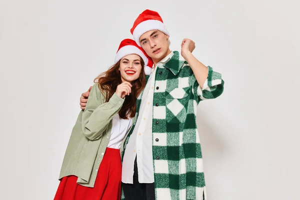 Uomo e donna che abbracciano i vestiti di Capodanno Vacanze di Natale inverno — Foto Stock