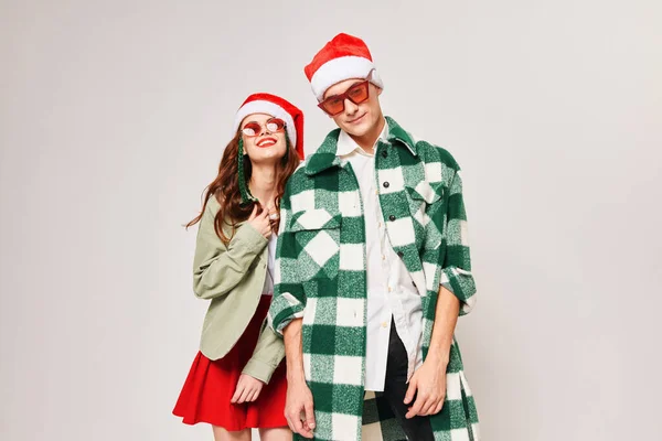 Чоловік і жінка у сонцезахисних окулярах Нові роки разом веселі обійми — стокове фото