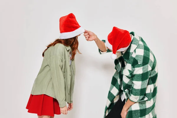 Молода пара в різдвяних капелюхах свято моди студія дружби весело — стокове фото
