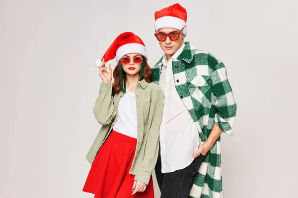 Молода пара в сонцезахисних окулярах Санта-Капелюх Зимові свята моди — стокове фото