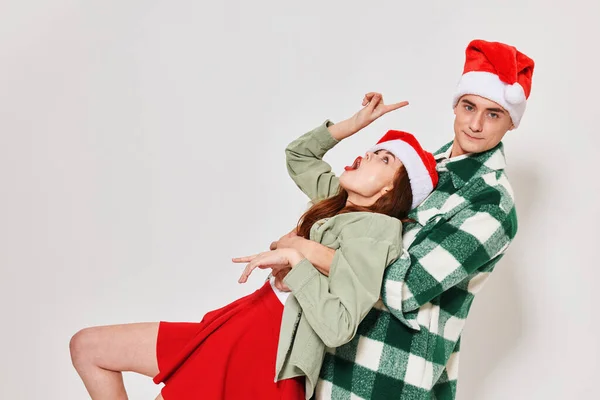 Junges Paar im neuen Jahr Kleidung Urlaub Studio Emotionen Spaß — Stockfoto