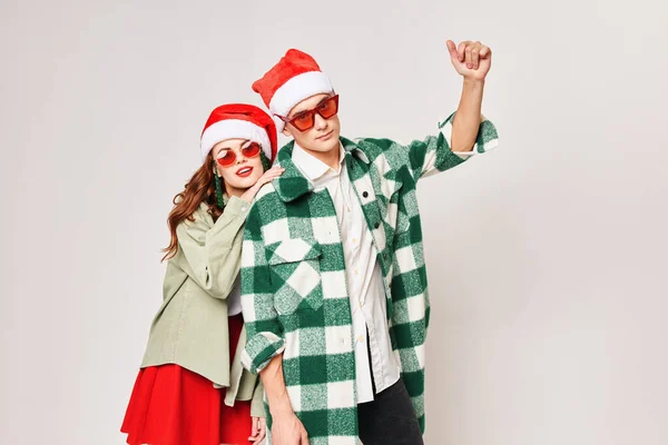 Чоловік і жінка у різдвяних капелюхах приймають свято дружби. — стокове фото