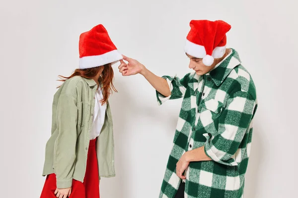 Чоловік підглядає під капелюх жінка новорічне свято цікавість дружба — стокове фото