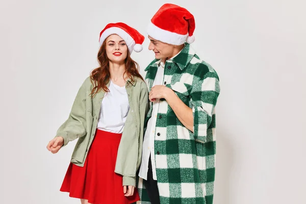 Homme et femme câlin communication Noël vacances Amitié mode — Photo