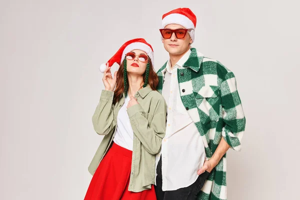 Чоловіки і жінки новорічні сонцезахисні окуляри різдвяна студія разом — стокове фото