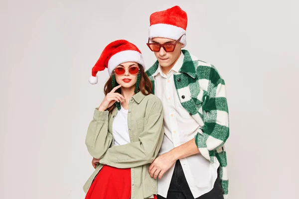 Homme et femme étreint lunettes de soleil de luxe Nouvel an amusant — Photo