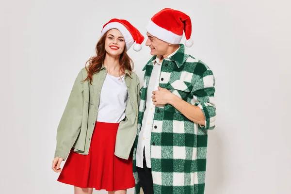 Веселий чоловік і жінка різдвяні свята подарунки дружба зима — стокове фото