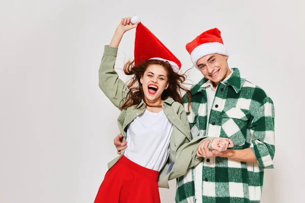 Homme et femme joyeux dans les vêtements du Nouvel An. Vacances d'hiver Nouvel An — Photo