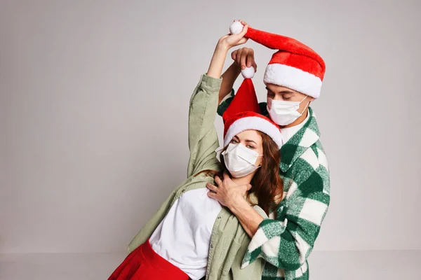 Молода пара Санта-капелюхи свято Різдвяна студія медичної маски — стокове фото