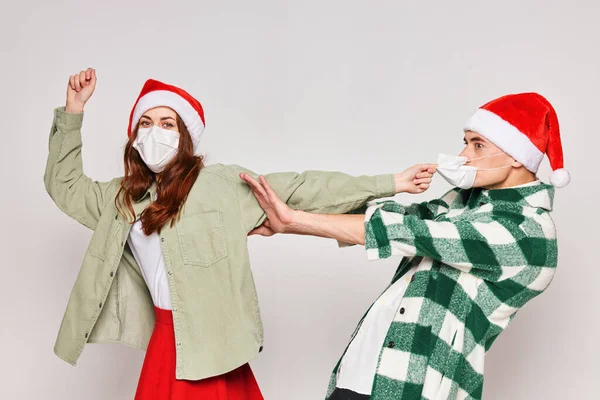 Сім "я носить медичні маски Нові роки зимових почуттів — стокове фото