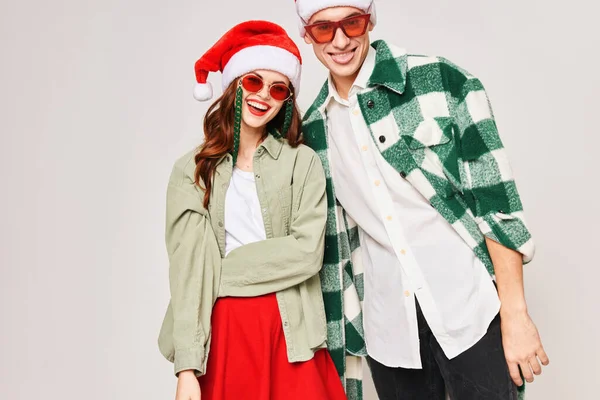 Весела молода пара в чорних окулярах на різдвяні свята крупним планом обіймає — стокове фото