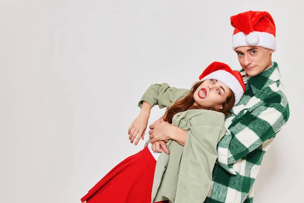 Žena v opilém stavu se drží muže zábavná dovolená rodina Nový rok — Stock fotografie