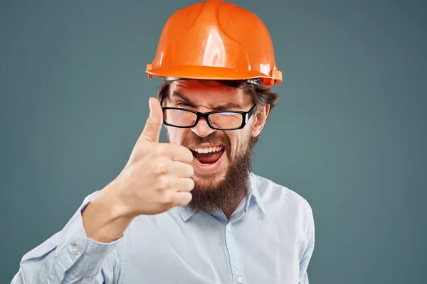 Miután viselt narancs sisak ing szemüveg kézzel gesztusok vágott nézet ipar építése — Stock Fotó