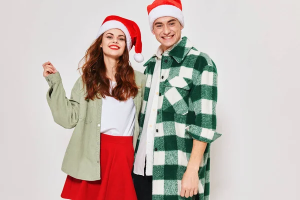 Joyeux homme et femme sont debout à côté de chapeaux de Noël Noël vacances veille de Noël — Photo