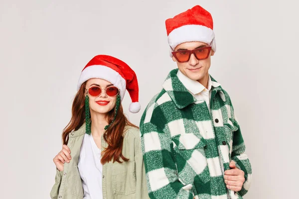 Homme et femme sont debout à côté du Nouvel An amusant vacances d'hiver Noël — Photo