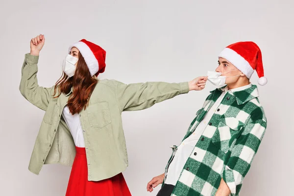 Emocional jovem casal Natal ano novo tampas máscaras de férias médicas — Fotografia de Stock