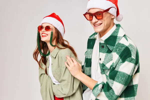 Homme gai et femme dans les lunettes de soleil Nouvel An câlins vacances ensemble — Photo