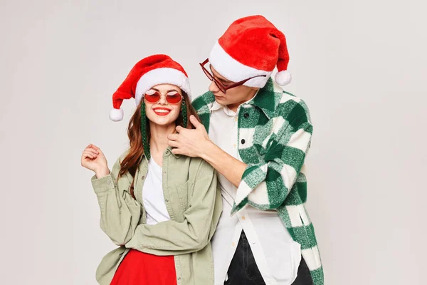 Чоловік обіймає жінку новорічні свята веселі темні окуляри — стокове фото