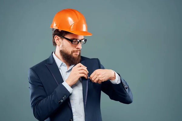 Uomo in giacca e cravatta in vernice arancione lavoro industria professionale — Foto Stock