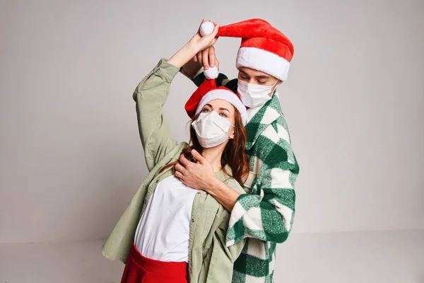Чоловік і жінка приймають маску "Новий рік". — стокове фото