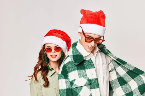 Чоловік і жінка Новорічний стиль Студія відпочинку крупним планом сонцезахисні окуляри — стокове фото