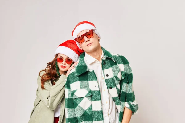 Moda jovem casal em óculos de sol abraços feriado Natal — Fotografia de Stock