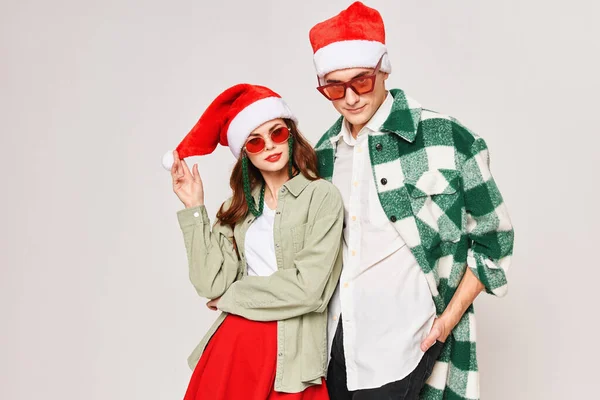 Uomo e donna in occhiali da sole Cappello di Natale abbracci vacanza Studio — Foto Stock