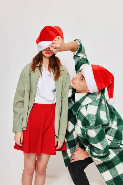 Чоловік і жінка новорічний модний одяг свято весела студія — стокове фото