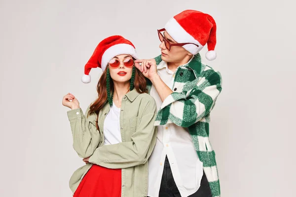 Homem e mulher em chapéus de Natal festa divertida de Natal juntos — Fotografia de Stock