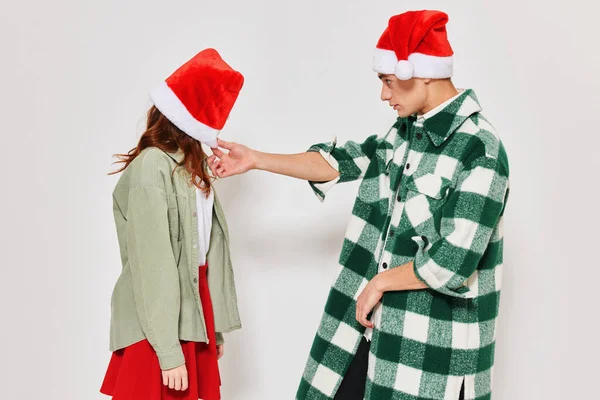 Чоловік і жінка одягають емоційний одяг Різдвяний капелюх — стокове фото