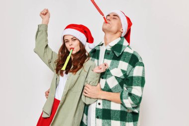 Noel Baba gibi giyinen erkek ve kadın Noel Baba gibi eğlenceli duygular arkadaşlığın gri arka planı
