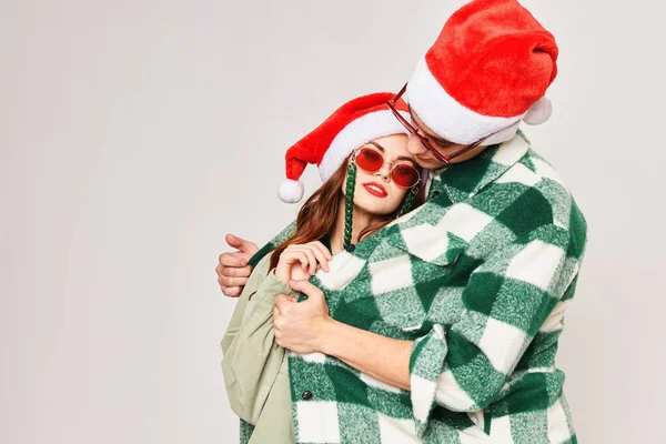 Uomo scalda donna abbraccia nuovo anno occhiali da sole vacanza — Foto Stock