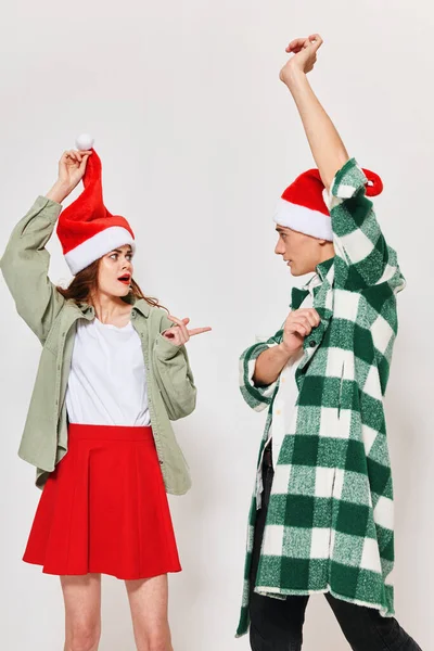 Giovane coppia allegra che celebra il nuovo anno con le mani alzate — Foto Stock
