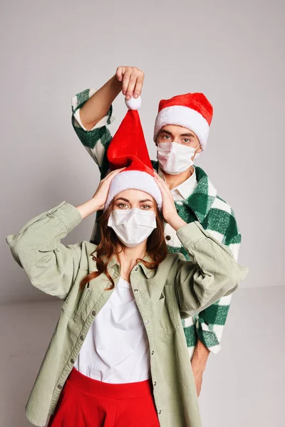 Одружена пара Різдвяні веселі канікули медичні маски — стокове фото