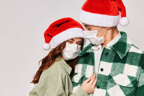 Чоловік і жінка в медичних масках обіймають свято Новий рік крупним планом — стокове фото